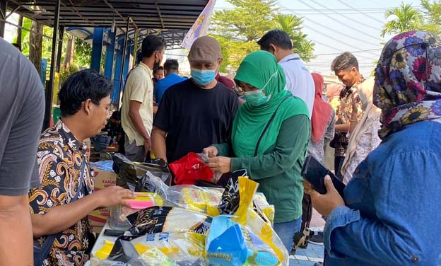 Bazar Sembako Murah UMKM Kecamatan Pinang Diserbu Ratusan Warga