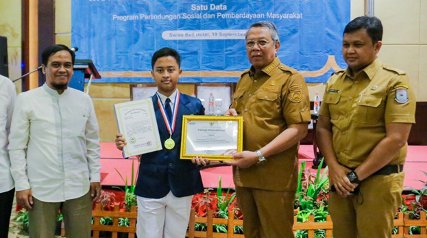 Benyamin Davnie Apresiasi Siswa MTSN 1 Tangsel Juara Robotik Korsel