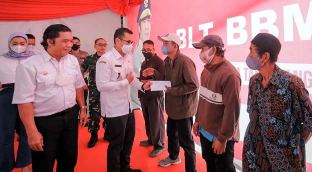 Pilar Saga Dampingi Pj Gubernur Banten Bagikan BLT BBM