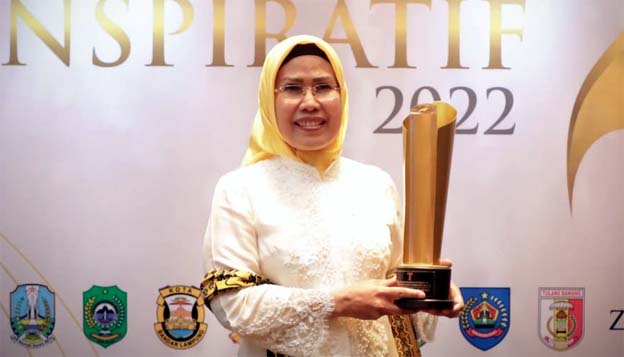 Ratu Tatu Raih Penghargaan Kepala Daerah Perempuan Inspiratif