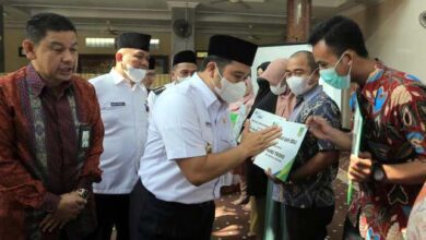 Arief Serahkan Santunan Jaminan Kematian BPJS Ketenagakerjaan