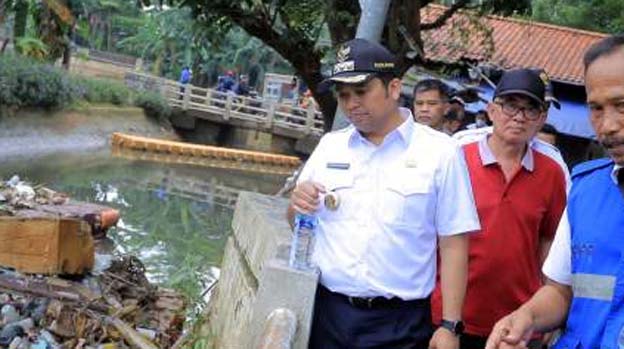 Walikota Arief Instruksikan Dinas PUPR Perbaiki Tanggul di Kali Angke