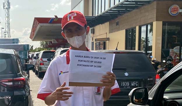 Petugas SPBU Gading Serpong Informasikan Kenaikan Harga BBM