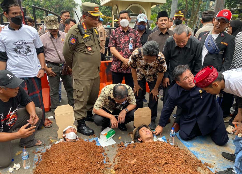 Tolak Relokasi Makam Buyut Jenggot, Tim 9 Kubur Diri Depan Pemkot Tangerang