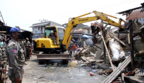 Satpol PP Kabupaten Serang Bongkar Puluhan Bangli PKL di Pasar Cimol
