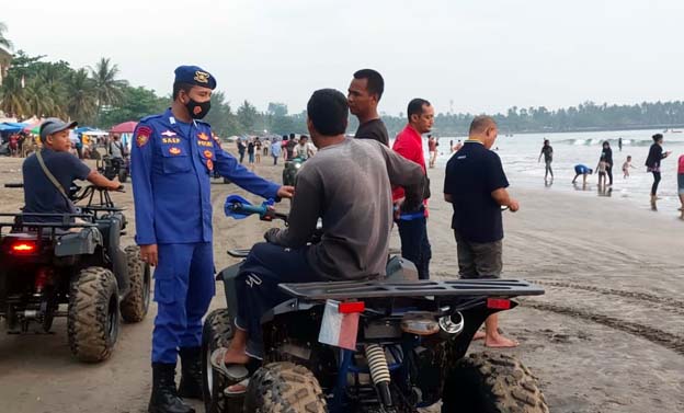 Ditpolairud Polda Banten Beri Himbauan Kepada Wisatawan Pantai Anyer