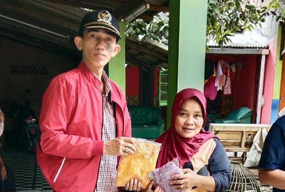 Bulan Maulid, Anggota DPRD Bagikan Kerudung Kepada Warga Neglasari