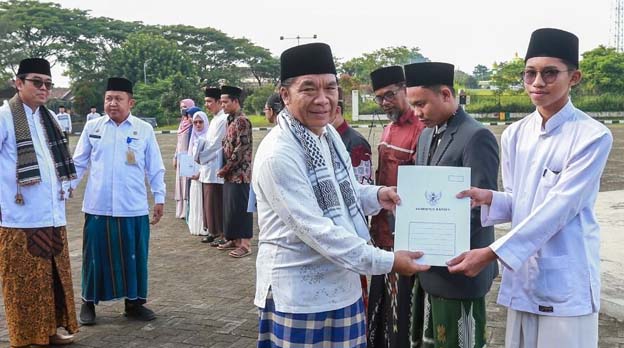 Al Muktabar Berikan Kadeudeuh untuk Kafilah Banten MTQ XXIX