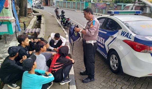 Anggota Satlantas Amankan 15 Pelajar Saat Nge-BM Truk di Daan Mogot