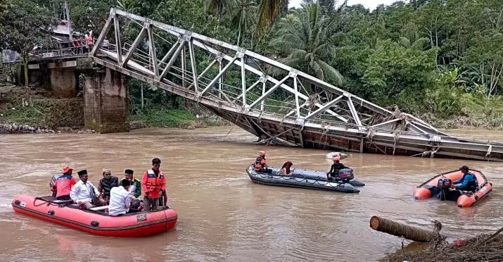 Warga Bayah Gunakan Perahu untuk Menyeberang Akibat Jembatan Putus
