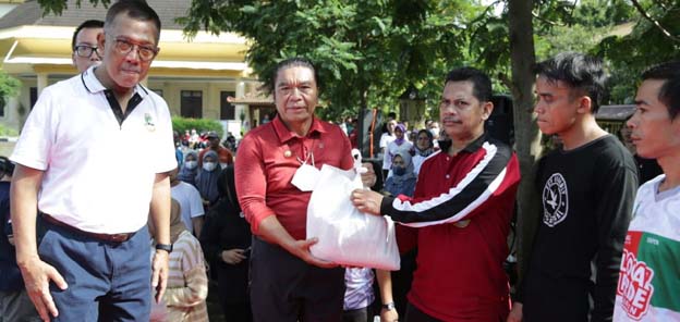 Pemprov Banten Berikan Paket Sembako Kepada Tenaga Pramubakti