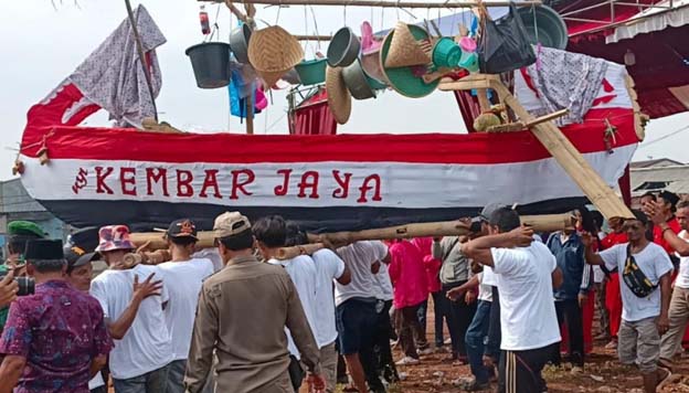 50 Perahu Wisata Meriahkan Tradisi Larung Sesaji di Festival Dadap