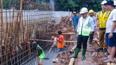 Pilar Saga Tinjau Pembangunan Turap untuk Pengendalian Banjir