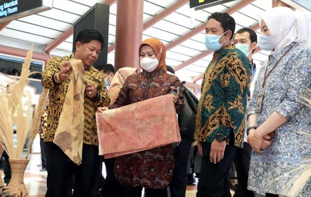Pemkab Serang-Angkasa Pura II Kampanyekan Batik di Bandara Soetta