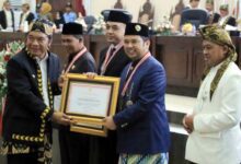 HUT Banten ke-22, Arief Terima Penghargaan Dharma Bhakti