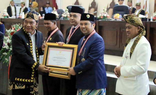 HUT Banten ke-22, Arief Terima Penghargaan Dharma Bhakti