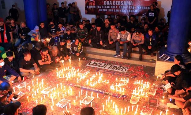 Suporter Bola Tangerang Raya Do’akan Korban Tragedi Stadion Kanjuruhan