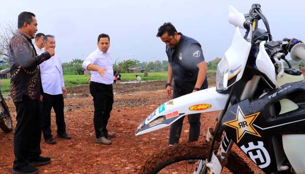 Walikota Arief Tinjau Venue Grass Track Sirkuit Selapajang di Neglasari