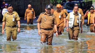 Walikota Arief Tinjau Langsung Penangan Banjir di Kecamatan Periuk
