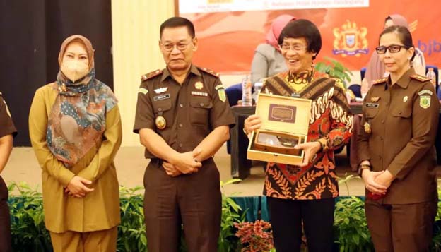 Bupati Irna Hadiri Diskusi ‘Akses Keadilan Bagi Perempuan dan Anak’