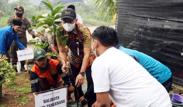 KNPI dan Banksasuci Gelar Tanam Pohon di Pinggiran Cisadane