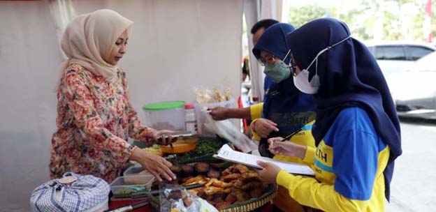 Dinkes Lakukan Sampling Pangan Olahan di Stadion Benteng Reborn