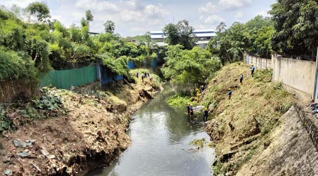 Antisipasi Banjir, Disbudpar Pangkas Pohon di Bantaran Kali Sabi