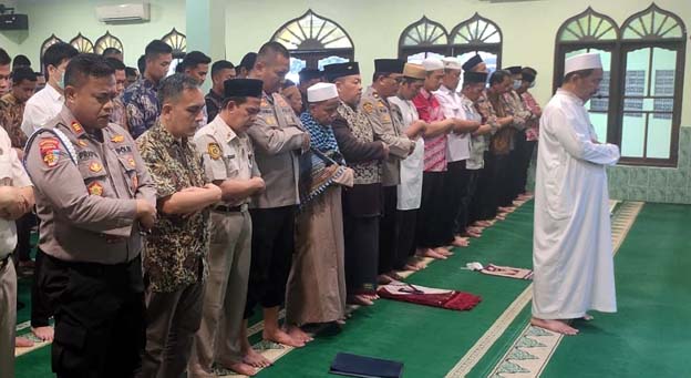 Polres Metro Gelar Shalat Ghaib untuk Korban Gempa Cianjur