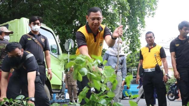 Antisipasi Banjir, Polres Metro Bersama 3 Pilar Lakukan Kerja Bakti