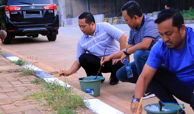 Arief Bersama Pegawai Pemkot Mengecat Kanstin Trotoar Jalan