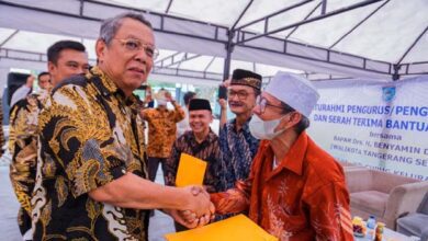Pemkot Tangsel Berikan Peralatan Pemandian Jenazah ke TPU Sari Mulya
