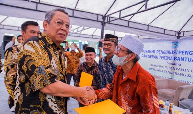 Pemkot Tangsel Berikan Peralatan Pemandian Jenazah ke TPU Sari Mulya