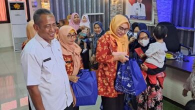 Peduli Stunting, Kecamatan Batuceper dan DWP Kota Tangerang Bagikan Bingkisan Bergizi