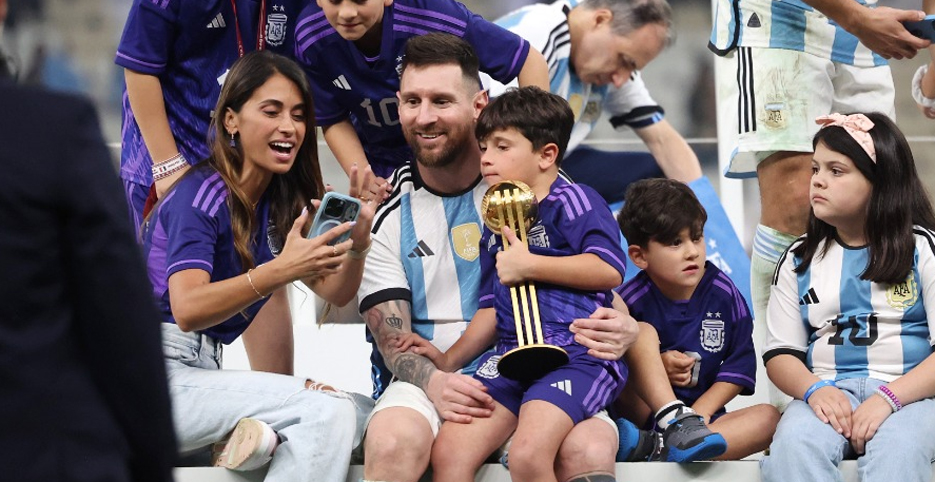 Lionel Messi Menerima 'Golden Ball' Pemain Terbaik Piala Dunia Qatar