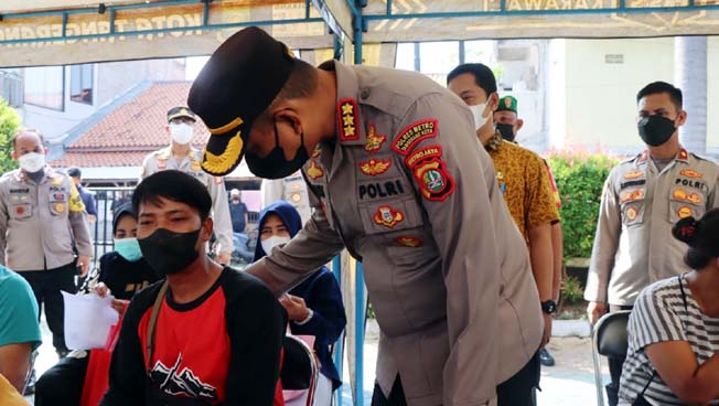 Kapolrestro Tinjau Penyaluran BLT BBM di Kelurahan Gerendeng