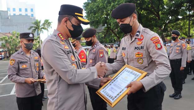 Kombes Pol Zain Berikan Penghargaan pada 4 Anggota Berprestasi