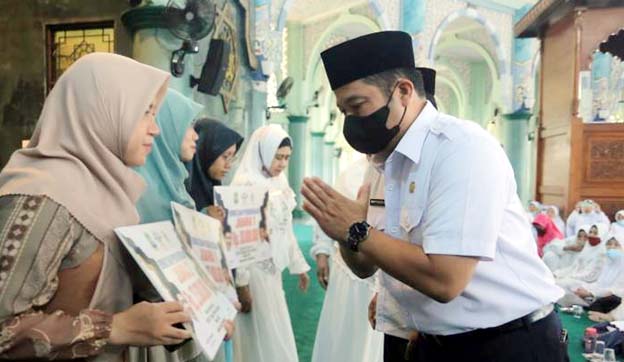 Walikota Arief Memberikan Bonus Kepada 3 Peserta MTQ XIX Banten