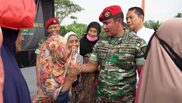 Danjen Kopasus Bagikan 500 Paket Sembako di Mauk Tangerang