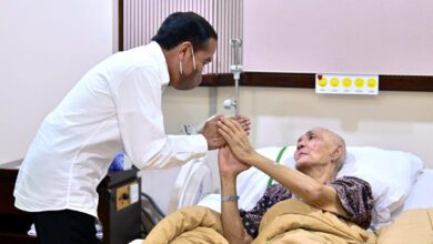 Presiden Jenguk Wapres RI ke-6 Try Sutrisno di RSPAD Gatot Soebroto