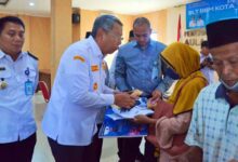 Walikota Benyamin Bagikan BLT BBM untuk 7000 KPM di Tangsel