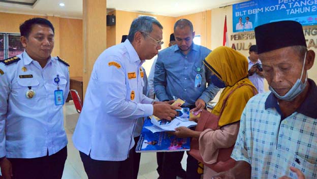 Walikota Benyamin Bagikan BLT BBM untuk 7000 KPM di Tangsel