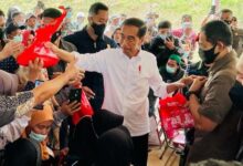 Presiden Serahkan Bantuan Stimulan Rumah Korban Gempa Cianjur