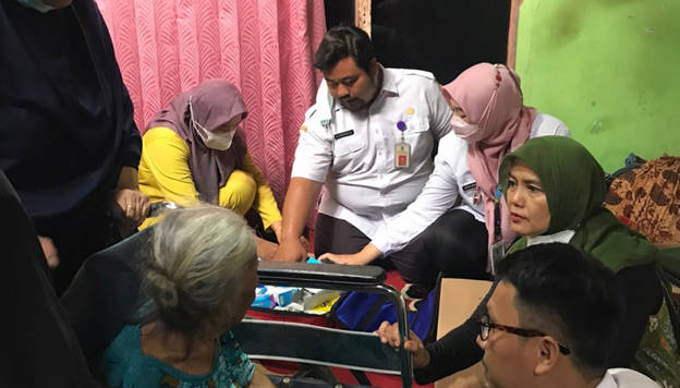 Dinsos Kabupaten Tangerang Berikan Bantuan Kepada Lansia Terlantar