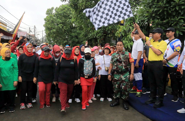 Sachrudin Lepas Ratusan Warga Cibodasari Ikuti Gerak Jalan Santai