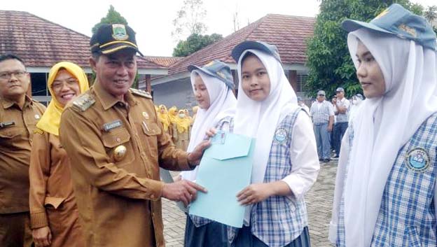 Walikota Syafrudin Beriakn KTP-el Pemula di SMAN 2 Kota Serang
