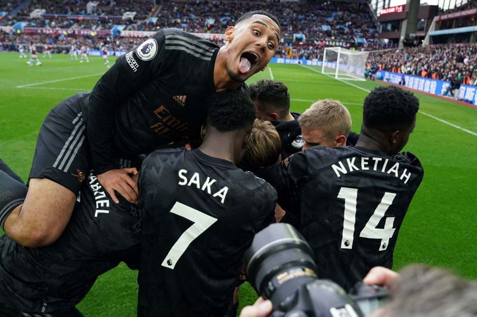 Aston Villa 2-4 Arsenal: The Gunners Naik ke Puncak Klasemen Liga Premier
