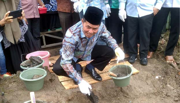 Syafrudin Letakan Batu Pertama Pembangunan TPA Al-Ikhlas