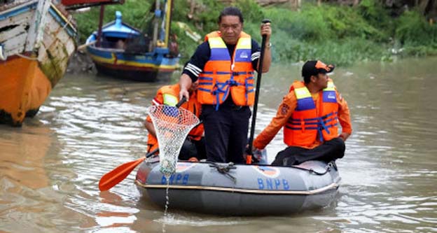 Al Muktabar Terjun Langsung Membersihkan Sampah di Sungai Cibanten