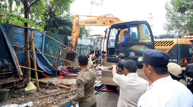 Akhirnya PKL Sepanjang Kali Sipon Ciponroh Ditertibkan