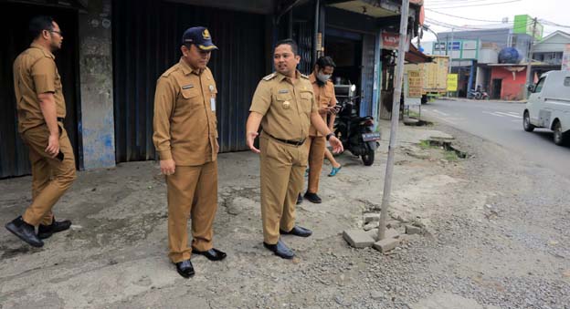 Walikota Arief Tinjau Langsung Perbaikan Jalan Benteng Betawi